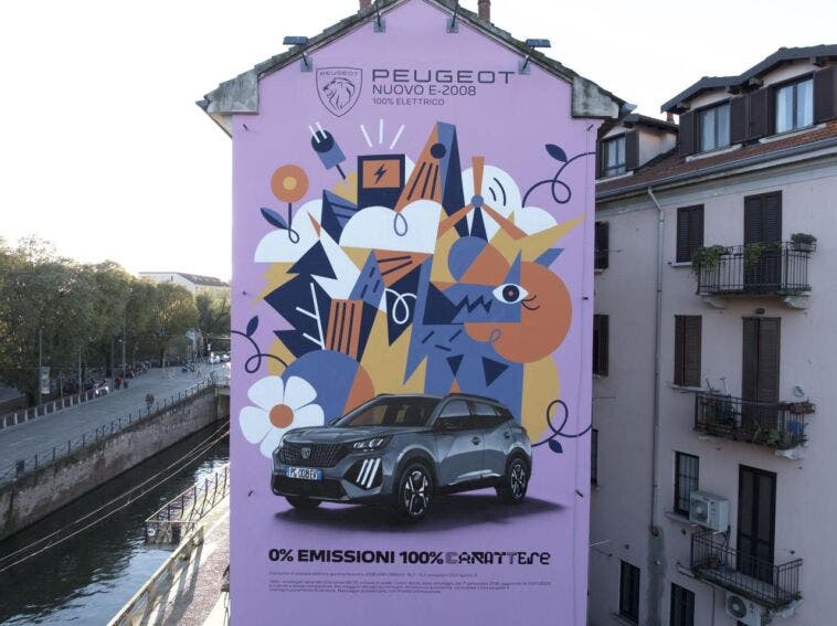 Peugeot e-2008 2024 street art Milano