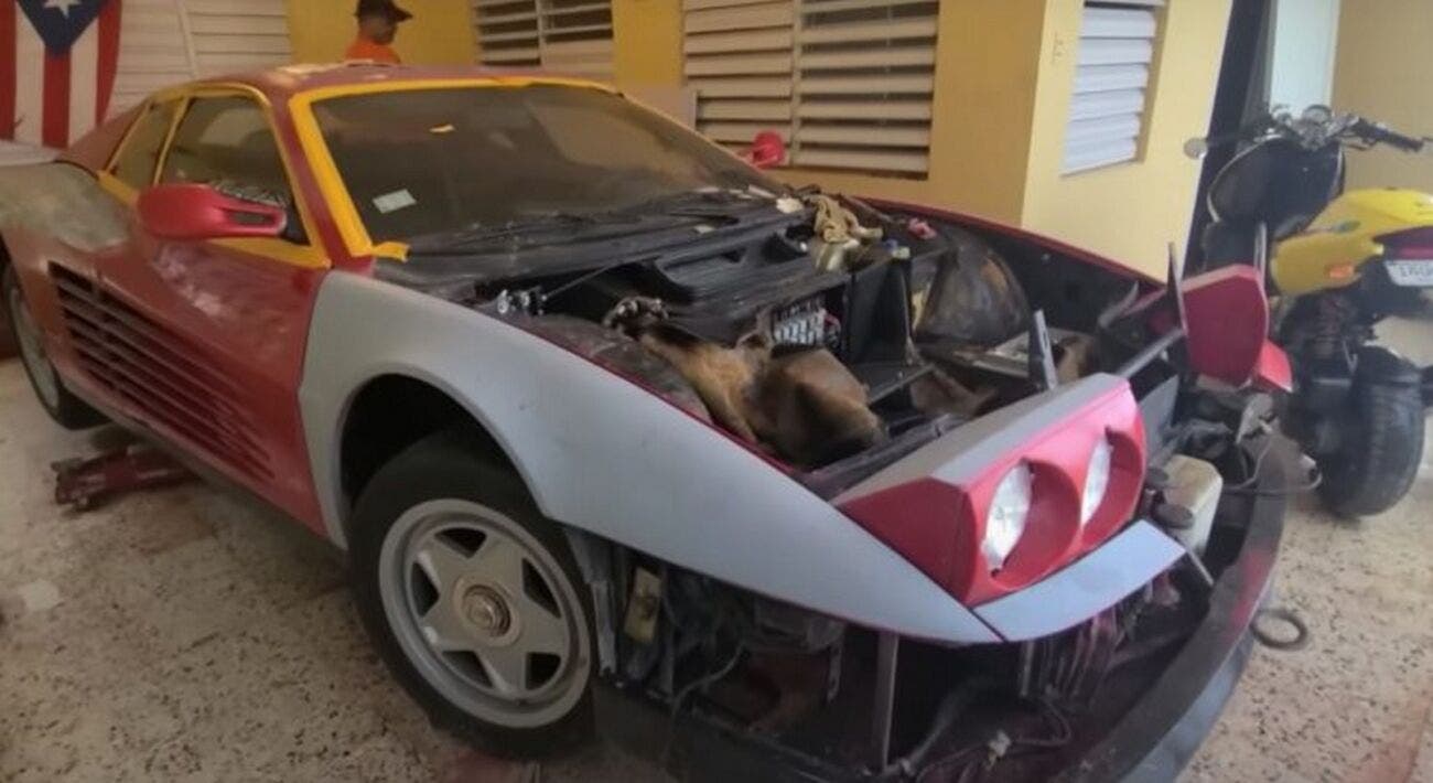 Ferrari Testarossa abbandonata