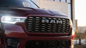 Ram sta subendo la rimonta spaventosa di un pick-up Toyota