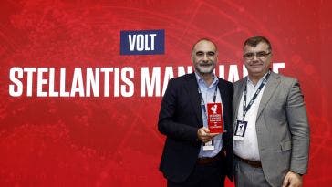 Stellantis de Mangualde si è distinto ieri con il Premio “VOLT” nell'elezione di “The Best & Biggest of Portugal Tecnológico 2024”, un evento annuale organizzato dalla rivista Exame Informática, con il supporto di Visão, in cui si distinguono imprenditori, innovatori, aziende e istituzioni nei settori della Scienza e della Tecnologia nazionale. La 18esima edizione degli Awards della pubblicazione più rinomata nel campo dell'Innovazione, della Scienza e della Tecnologia, si è svolta ieri pomeriggio (27 novembre), a Lisbona, e ancora una volta ha promosso gran parte del talento nazionale nel campo tecnologico e ha messo in risalto ciò che meglio facciamo nel nostro Paese è creare conoscenza e generare ricchezza basata sulla tecnologia. L’attribuzione del Premio “VOLT” – dedicato alla mobilità elettrica e alla sostenibilità ambientale – al Centro di Produzione Stellantis de Mangualde riconosce il lavoro svolto negli anni, soprattutto nel recente passato, e che deriva dall’ampio investimento effettuato nel settore nazionale unità produttiva , che le ha permesso di diventare la prima fabbrica in Portogallo a produrre in gran numero veicoli 100% elettrici. Sotto la responsabilità della redazione di Exame Informática, il Premio “VOLT” è stato consegnato dal Direttore della pubblicazione di riferimento nazionale a Jorge Magalhães, Direttore della Comunicazione e degli Affari Istituzionali di Stellantis Portogallo. “Quest’anno, il Centro di Produzione Stellantis Mangualde ha avviato la produzione di veicoli 100% elettrici di Citroën, Fiat, Opel e Peugeot. Con il nuovo investimento, integrato in un investimento di 119 milioni di euro nell'ambito dell'agenda di mobilitazione "Green Auto", la fabbrica è diventata la prima in Portogallo a produrre in serie veicoli passeggeri e commerciali leggeri al 100% elettrici. Oltre a contribuire a rilanciare l’economia nazionale nel settore automobilistico, l’avvio della produzione rappresenta un contributo importante alla mobilità sostenibile nel nostro Paese” , ha sottolineato Sérgio Magno, direttore di Exame Informática . “A nome di tutto il team della Fábrica Stellantis de Mangualde, vorrei ringraziare Exame Informática per questo prestigioso premio, assegnato da pionieri, da specialisti particolarmente attenti alla scienza e alla tecnologia, in un momento in cui stiamo reinventando la mobilità del futuro . Per lungo tempo polo di riferimento della produzione automobilistica nazionale, la Fabbrica di Mangualde ha abbracciato quest'anno la reinvenzione del settore diventando la prima unità nel Paese a produrre in grande serie veicoli elettrici a batteria, che non producono emissioni nell'atmosfera. Questo premio è un doppio riconoscimento. La qualità del lavoro di centinaia di dipendenti che ogni giorno producono le nostre auto "made in" Portogallo e il riconoscimento dell'impegno leader di Stellantis a favore della mobilità elettrica sostenibile, mettendo a disposizione dei clienti portoghesi e di altri mercati le auto elettriche più avanzate e leader del settore nella lotta al cambiamento climatico”, ha affermato Jorge Magalhães, Direttore della comunicazione e degli affari istituzionali di Stellantis Portugal .