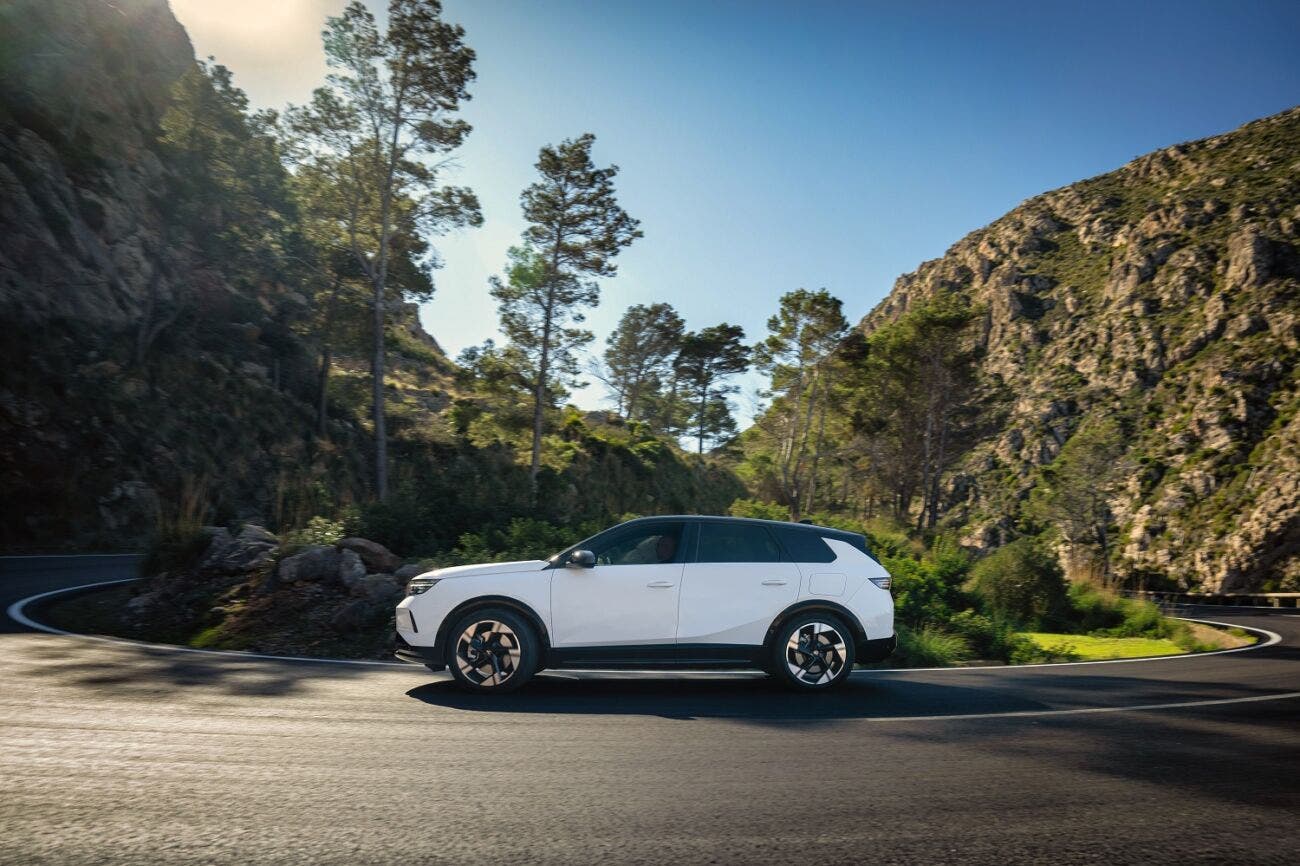 Nuova Opel Grandland Plug-in Hybrid