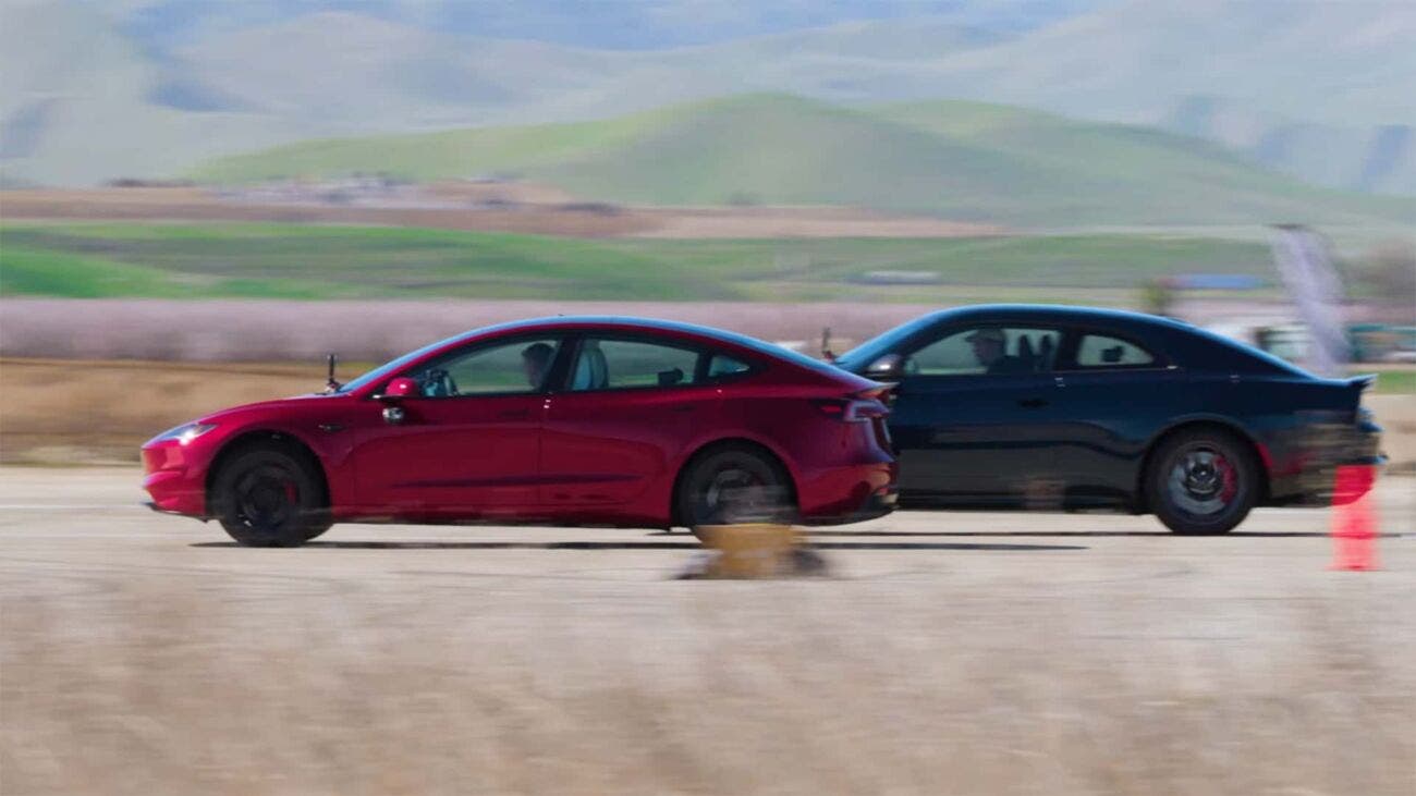 Dodge Charger Daytona VS tesla model 3