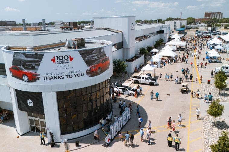 Chrysler celebra 100 anni di attività in Canada con un evento dedicato alle famiglie 