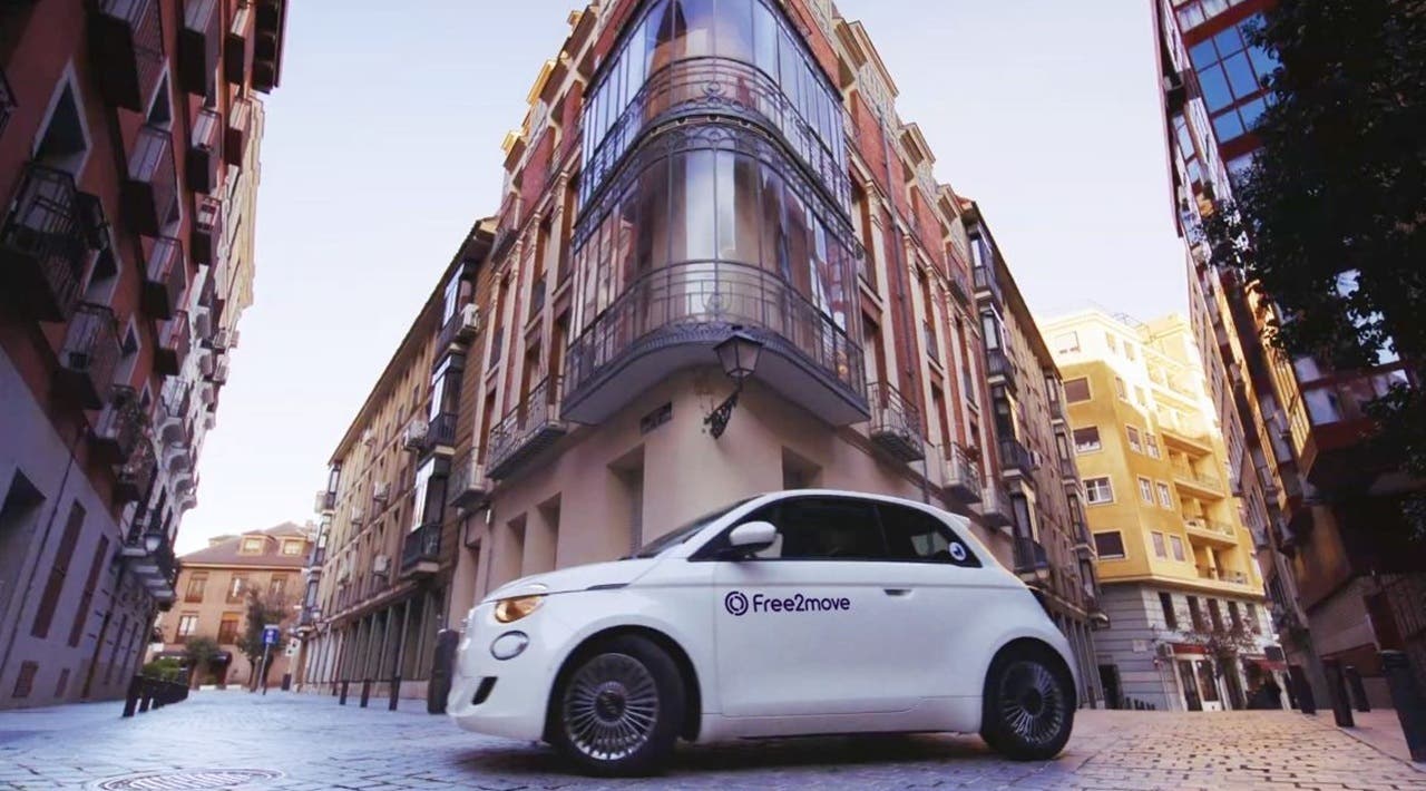 Rivoluzione Elettrica: Free2move, Fiat 500e e Ample Presentano la Sostituzione Batteria in 5 Minuti!
