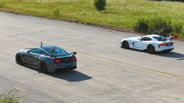 Drag race Dodge Mustang