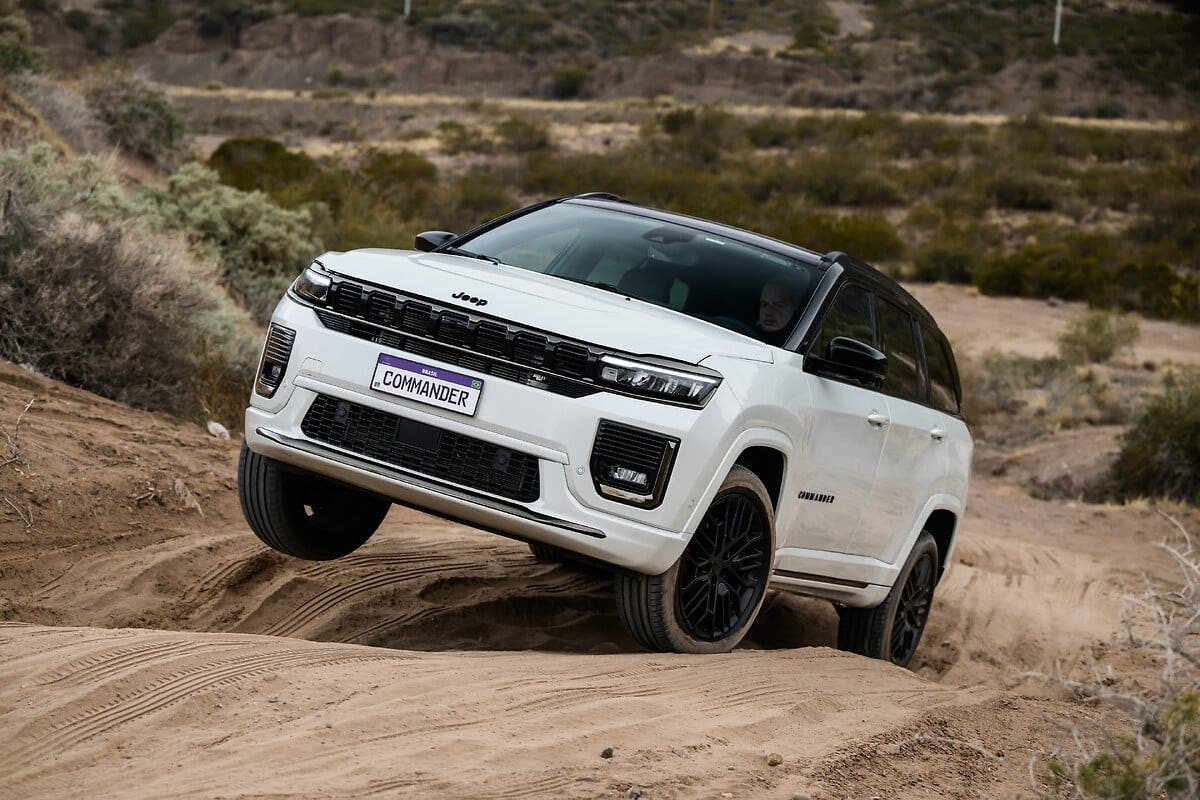 Jeep Commander 2026: design rinnovato, più tecnologia e maggiori capacità off-road