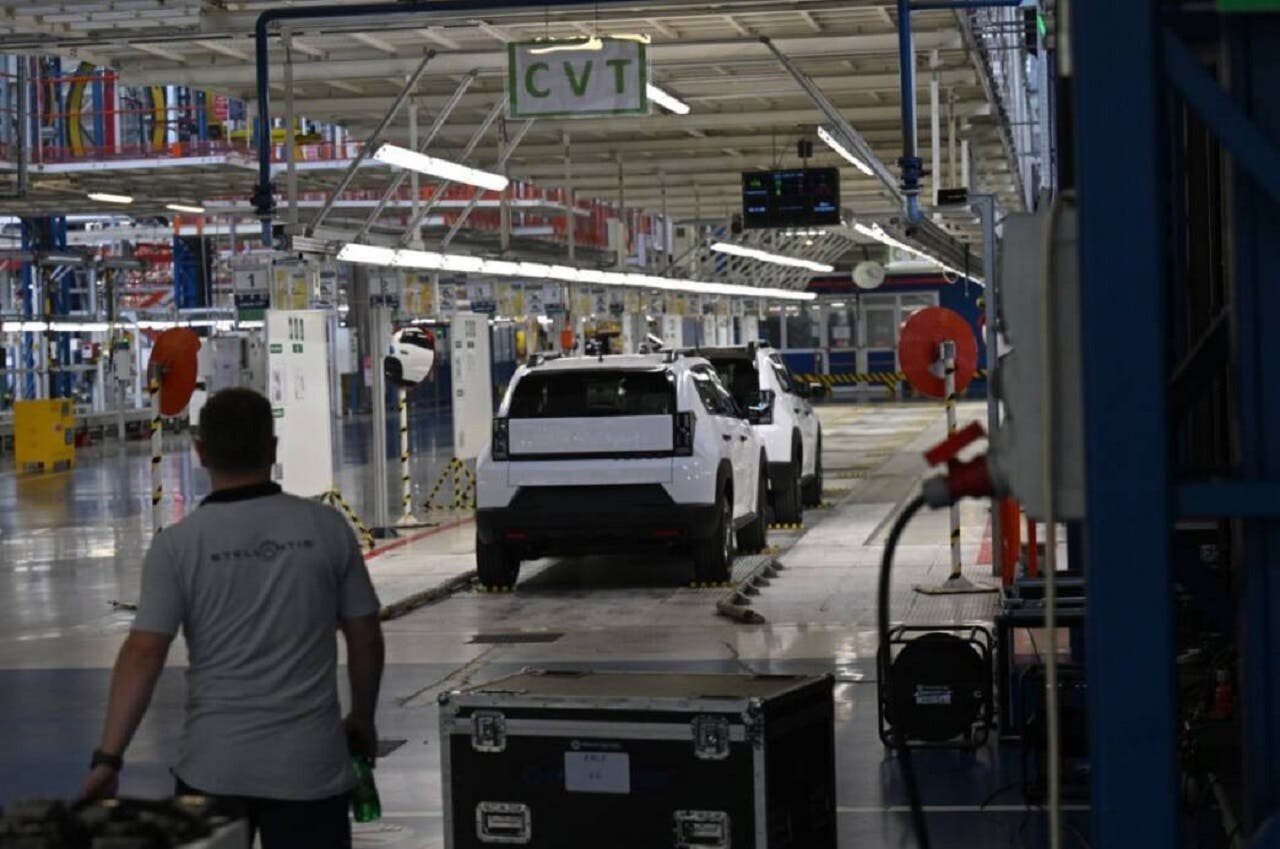 Linea di produzione automobilistica nello stabilimento Stellantis di Kragujevac