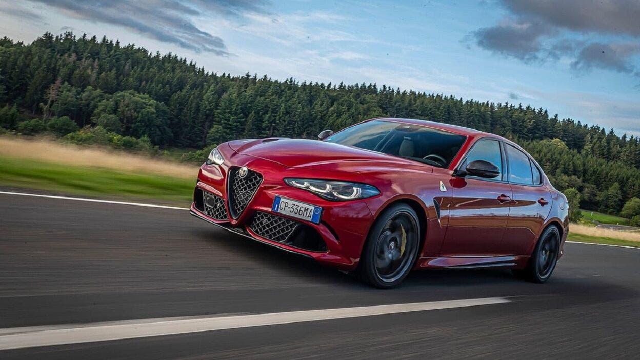 Alfa Romeo Giulia Quadrifoglio 2026 in curva, confronto con BMW M3, test di guida