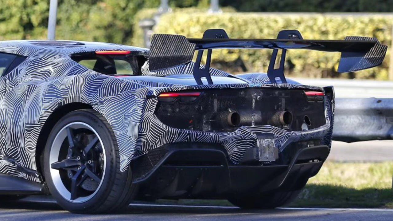Muletti Ferrari in fase avanzata di sviluppo a Maranello, con focus su prestazioni e aerodinamica