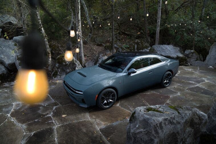 Dodge Charger con vernice Sub-Zero