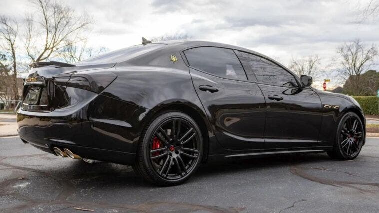 E non parliamo di una Maserati Ghibli “base”. Questa S montava il V6 biturbo 3.0 da 410 cavalli e 550 Nm di coppia