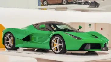 ferrari laferrari signal green