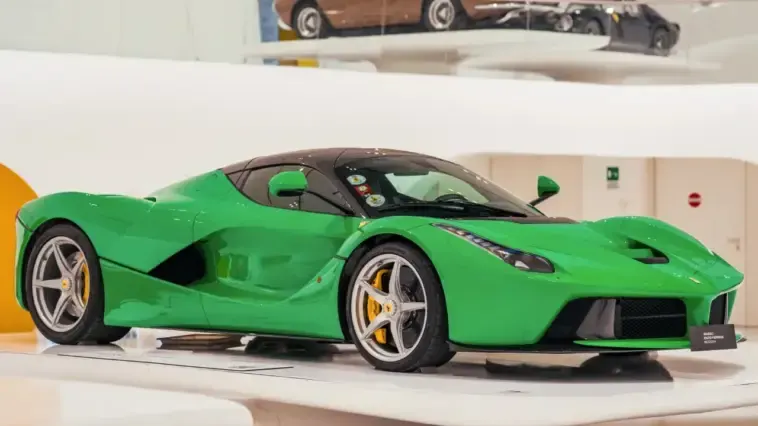 ferrari laferrari signal green