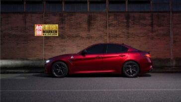 Continua il momento positivo di Alfa Romeo, che si conferma ancora una volta tra i protagonisti del concorso “Best Brands in All Classes”. Anche in questa edizione, come già accaduto negli anni precedenti, il marchio italiano ha ottenuto un triplo riconoscimento assegnato da AUTO BILD, a testimonianza del forte apprezzamento da parte del pubblico. I lettori della rivista hanno infatti premiato il design Alfa Romeo, indicandolo come il preferito nelle categorie dedicate alle vetture di classe media e ai SUV di medie dimensioni. A questi risultati si aggiunge anche il successo nella classifica generale, che rafforza ulteriormente il prestigio del brand. Nel segmento delle auto di medie dimensioni, Alfa Romeo è rappresentata dalla berlina sportiva Giulia. L'Alfa Romeo Tonale si colloca nel segmento dei SUV di medie dimensioni. Anche l'Alfa Romeo Junior e l'Alfa Romeo Stelvio hanno contribuito alla vittoria complessiva. “Siamo incredibilmente orgogliosi di aver ottenuto un'altra tripla vittoria nel concorso ‘Best Brands in All Classes’. Un sentito ringraziamento va ai lettori di AUTO BILD. Il successo nelle categorie di design dimostra che lo stile tipicamente italiano e la spiccata sportività dei nostri modelli continuano a riscuotere un grande successo tra gli appassionati di auto tedesche più esigenti. Un plauso speciale va ai team di design del Centro Stile Alfa Romeo in Italia”, ha dichiarato Christine Schulze Tergeist, Amministratore Delegato di Stellantis Premium Brands Germany AUTO BILD ha indetto per la quindicesima volta il concorso "Migliori marchi in tutte le categorie". Quest'anno, i lettori sono stati invitati a scegliere i loro preferiti tra 52 marchi in 14 categorie. Oltre 50.000 voti espressi rappresentano un nuovo record.