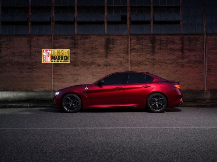 Continua il momento positivo di Alfa Romeo, che si conferma ancora una volta tra i protagonisti del concorso “Best Brands in All Classes”. Anche in questa edizione, come già accaduto negli anni precedenti, il marchio italiano ha ottenuto un triplo riconoscimento assegnato da AUTO BILD, a testimonianza del forte apprezzamento da parte del pubblico. I lettori della rivista hanno infatti premiato il design Alfa Romeo, indicandolo come il preferito nelle categorie dedicate alle vetture di classe media e ai SUV di medie dimensioni. A questi risultati si aggiunge anche il successo nella classifica generale, che rafforza ulteriormente il prestigio del brand. Nel segmento delle auto di medie dimensioni, Alfa Romeo è rappresentata dalla berlina sportiva Giulia. L'Alfa Romeo Tonale si colloca nel segmento dei SUV di medie dimensioni. Anche l'Alfa Romeo Junior e l'Alfa Romeo Stelvio hanno contribuito alla vittoria complessiva. “Siamo incredibilmente orgogliosi di aver ottenuto un'altra tripla vittoria nel concorso ‘Best Brands in All Classes’. Un sentito ringraziamento va ai lettori di AUTO BILD. Il successo nelle categorie di design dimostra che lo stile tipicamente italiano e la spiccata sportività dei nostri modelli continuano a riscuotere un grande successo tra gli appassionati di auto tedesche più esigenti. Un plauso speciale va ai team di design del Centro Stile Alfa Romeo in Italia”, ha dichiarato Christine Schulze Tergeist, Amministratore Delegato di Stellantis Premium Brands Germany AUTO BILD ha indetto per la quindicesima volta il concorso "Migliori marchi in tutte le categorie". Quest'anno, i lettori sono stati invitati a scegliere i loro preferiti tra 52 marchi in 14 categorie. Oltre 50.000 voti espressi rappresentano un nuovo record.