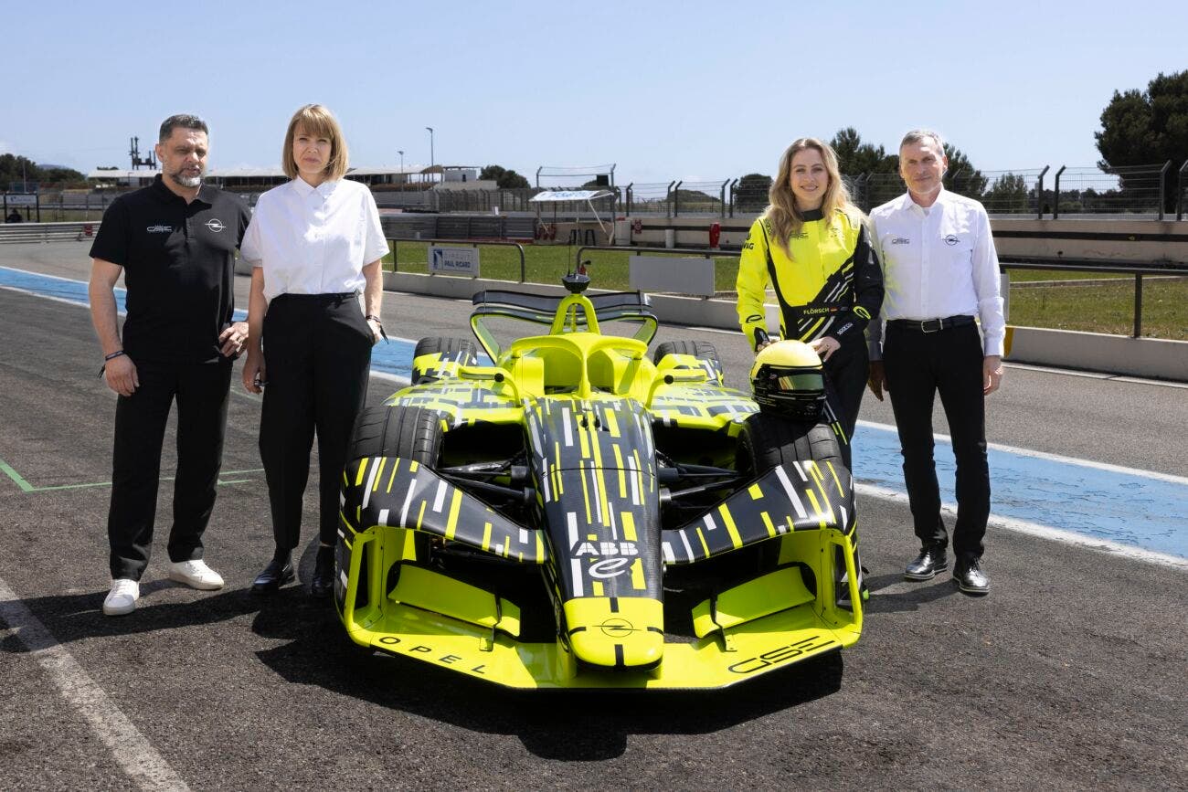 Pierre-Olivier Garcia, responsabile del design globale di Opel, Rebecca Renermann, Vicepresidente Marketing di Opel, Sophia Flörsch e Jörg Schrott, Team Principal del team Opel GSE Formula E