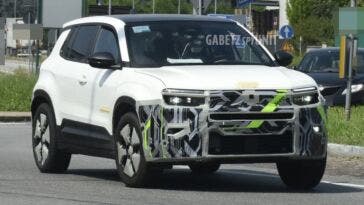 Jeep Avenger 2027, il restyling è già in strada: il B-SUV dei record si prepara a cambiare volto