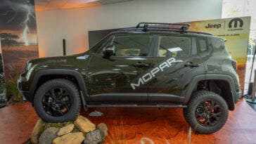 La nuova Jeep Renegade in Brasile offre una vasta gamma di accessori, tra cui barre trasversali, predellini laterali e portabiciclette