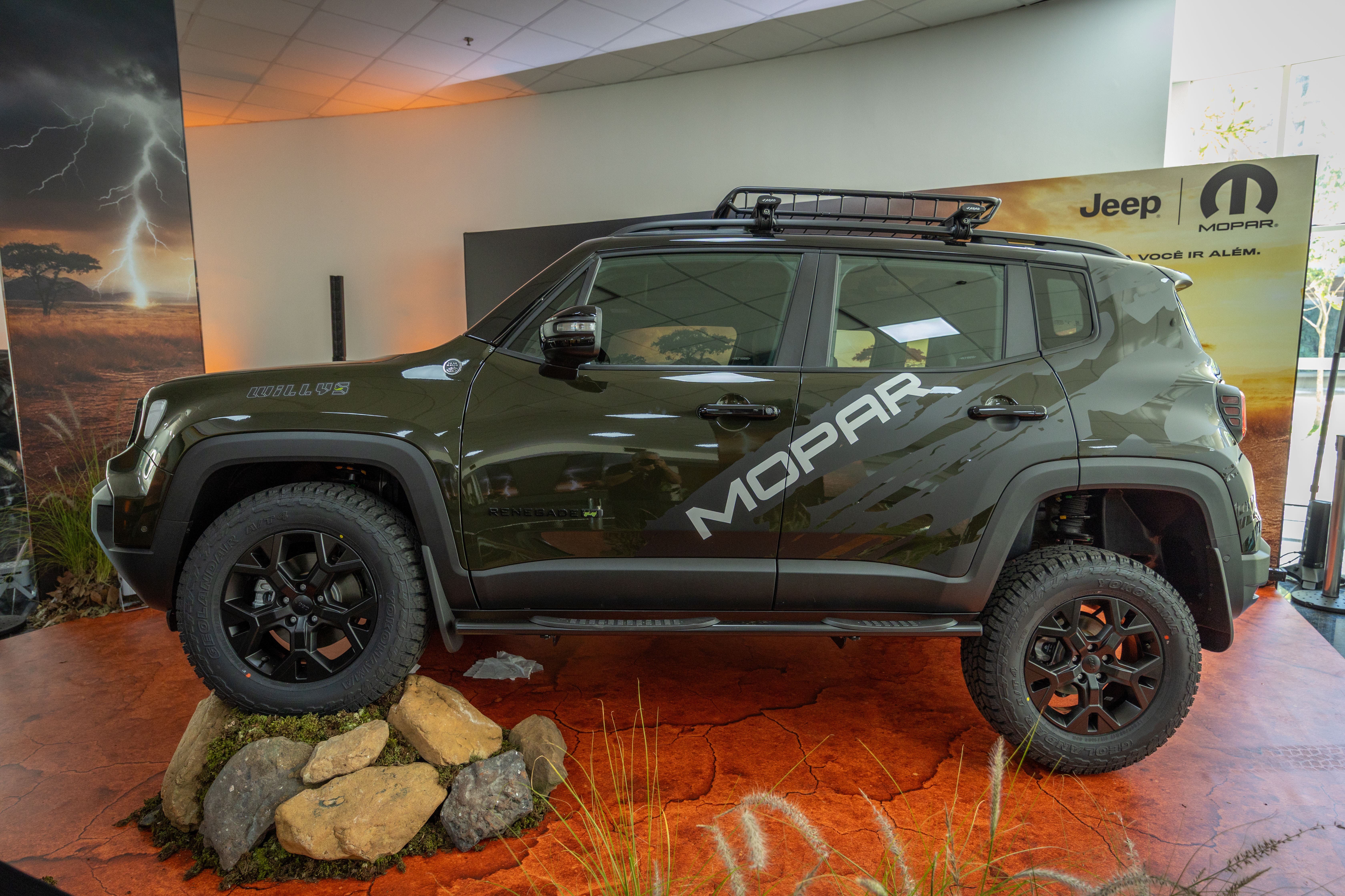 La nuova Jeep Renegade in Brasile offre una vasta gamma di accessori, tra cui barre trasversali, predellini laterali e portabiciclette