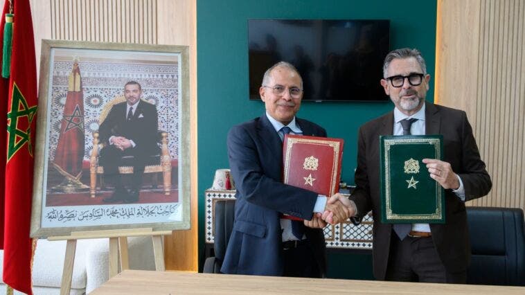 A margine della 18ª edizione del Salone Internazionale dell'Agricoltura del Marocco (SIAM 2026), Stellantis Morocco e il Gruppo Crédit Agricole del Marocco , tramite le sue controllate Tamwil El Fellah e ARDI Microfinance , annunciano la firma di un accordo di partnership volto a facilitare l'accesso al finanziamento per FIAT TRIS , una soluzione di micromobilità elettrica dedicata alle esigenze delle popolazioni agricole e rurali. La partnership nasce con l’obiettivo di favorire l’accesso alla mobilità professionale per piccoli e medi agricoltori, cooperative, associazioni agricole e operatori che non riescono a ottenere finanziamenti bancari tradizionali. L’iniziativa si rivolge anche a persone impegnate in attività generatrici di reddito, offrendo soluzioni finanziarie su misura per l’acquisto di veicoli commerciali adatti alle esigenze del lavoro rurale e più attenti all’ambiente. Il progetto punta a superare le barriere economiche che spesso limitano lo sviluppo delle attività agricole e para-agricole, sostenendo in modo concreto l’economia delle aree rurali. In particolare, viene promosso l’utilizzo del TRIS FIAT per il trasporto di frutta e verdura verso mercati e punti di raccolta, lo spostamento di attrezzature e materiali tra campi e magazzini, la logistica delle cooperative, la distribuzione locale dei piccoli commercianti e i servizi agricoli sul campo che richiedono mezzi pratici e protetti dalle intemperie. Yves Peyrot des Gachons , CEO di Stellantis Marocco, ha dichiarato: “Questa partnership con il Gruppo Crédit Agricole del Marocco è pienamente in linea con il nostro impegno a rendere la mobilità pratica più accessibile, in particolare per gli agricoltori e coloro che lavorano nelle zone rurali. Il FIAT TRIS, e soprattutto la sua versione Cargo Box, offre una soluzione concreta alle esigenze sul campo. Grazie a questo meccanismo di finanziamento, stiamo eliminando un ostacolo importante alla sua diffusione.” Mohammed Fikrat, Presidente del Consiglio di Amministrazione di Crédit Agricole du Maroc, aggiunge: “Attraverso Tamwil El Fellah e ARDI Microfinance, il nostro Gruppo ribadisce il proprio impegno per l'inclusione finanziaria e il sostegno allo sviluppo dei settori agricolo e rurale. Questa partnership con Stellantis Maroc ci permette di offrire ai beneficiari soluzioni di finanziamento personalizzate per migliorare la loro mobilità attraverso le soluzioni di veicoli elettrici offerte da Stellantis, rafforzare la loro attività economica e sostenere lo sviluppo sostenibile delle aree rurali.” Grazie a questa partnership, i beneficiari potranno accedere a finanziamenti su misura per le loro esigenze, in base ai criteri di ammissibilità specifici di Tamwil El Fellah e ARDI Microfinance