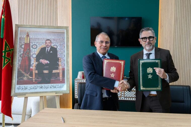A margine della 18ª edizione del Salone Internazionale dell'Agricoltura del Marocco (SIAM 2026), Stellantis Morocco e il Gruppo Crédit Agricole del Marocco , tramite le sue controllate Tamwil El Fellah e ARDI Microfinance , annunciano la firma di un accordo di partnership volto a facilitare l'accesso al finanziamento per FIAT TRIS , una soluzione di micromobilità elettrica dedicata alle esigenze delle popolazioni agricole e rurali. La partnership nasce con l’obiettivo di favorire l’accesso alla mobilità professionale per piccoli e medi agricoltori, cooperative, associazioni agricole e operatori che non riescono a ottenere finanziamenti bancari tradizionali. L’iniziativa si rivolge anche a persone impegnate in attività generatrici di reddito, offrendo soluzioni finanziarie su misura per l’acquisto di veicoli commerciali adatti alle esigenze del lavoro rurale e più attenti all’ambiente. Il progetto punta a superare le barriere economiche che spesso limitano lo sviluppo delle attività agricole e para-agricole, sostenendo in modo concreto l’economia delle aree rurali. In particolare, viene promosso l’utilizzo del TRIS FIAT per il trasporto di frutta e verdura verso mercati e punti di raccolta, lo spostamento di attrezzature e materiali tra campi e magazzini, la logistica delle cooperative, la distribuzione locale dei piccoli commercianti e i servizi agricoli sul campo che richiedono mezzi pratici e protetti dalle intemperie. Yves Peyrot des Gachons , CEO di Stellantis Marocco, ha dichiarato: “Questa partnership con il Gruppo Crédit Agricole del Marocco è pienamente in linea con il nostro impegno a rendere la mobilità pratica più accessibile, in particolare per gli agricoltori e coloro che lavorano nelle zone rurali. Il FIAT TRIS, e soprattutto la sua versione Cargo Box, offre una soluzione concreta alle esigenze sul campo. Grazie a questo meccanismo di finanziamento, stiamo eliminando un ostacolo importante alla sua diffusione.” Mohammed Fikrat, Presidente del Consiglio di Amministrazione di Crédit Agricole du Maroc, aggiunge: “Attraverso Tamwil El Fellah e ARDI Microfinance, il nostro Gruppo ribadisce il proprio impegno per l'inclusione finanziaria e il sostegno allo sviluppo dei settori agricolo e rurale. Questa partnership con Stellantis Maroc ci permette di offrire ai beneficiari soluzioni di finanziamento personalizzate per migliorare la loro mobilità attraverso le soluzioni di veicoli elettrici offerte da Stellantis, rafforzare la loro attività economica e sostenere lo sviluppo sostenibile delle aree rurali.” Grazie a questa partnership, i beneficiari potranno accedere a finanziamenti su misura per le loro esigenze, in base ai criteri di ammissibilità specifici di Tamwil El Fellah e ARDI Microfinance