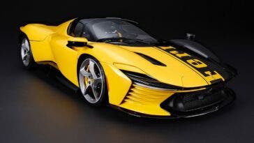 Ferrari Daytona SP3 in scala