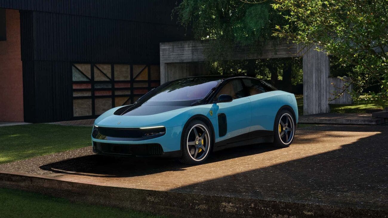 Ferrari Luce, la prima Ferrari elettrica, in una livrea rossa con profilo sportivo e linee aerodinamiche