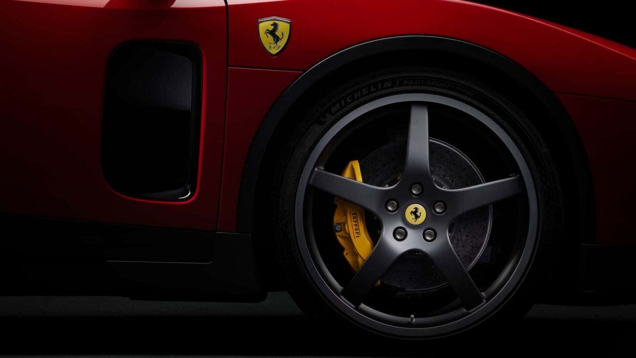 Ferrari Luce, la prima Ferrari elettrica, vista frontale in esposizione