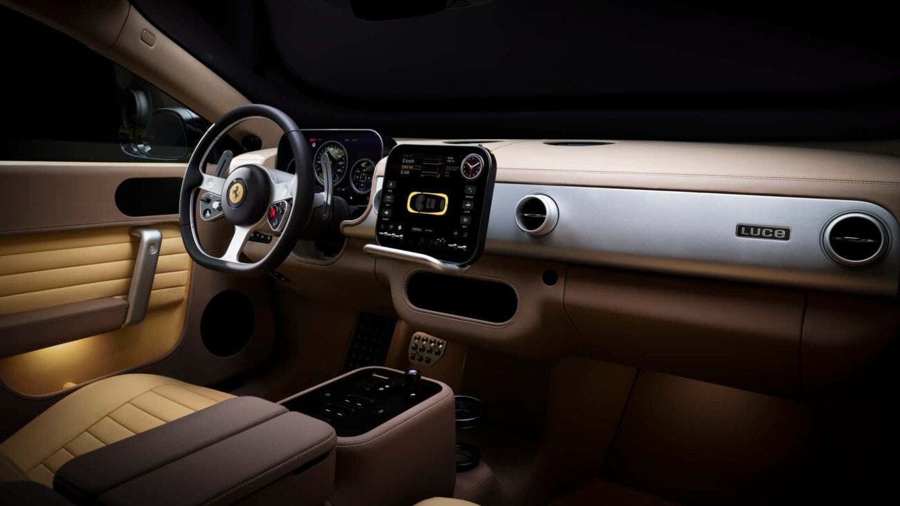 Ferrari Luce in vista anteriore con fari sottili, elementi neri flottanti e cerchi di grandi dimensioni
