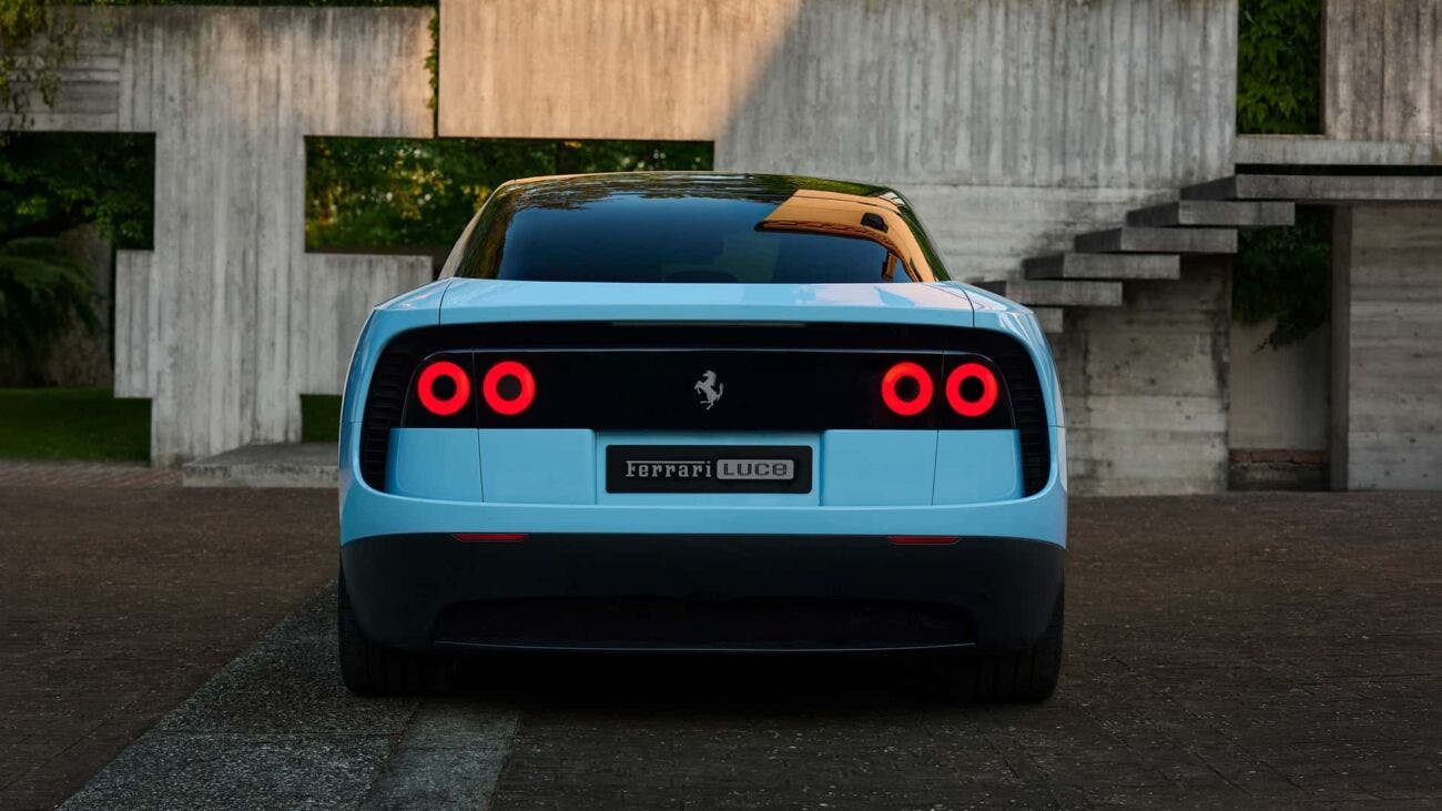 Ferrari elettrica in fase di presentazione tecnica, con design sportivo e dettagli aerodinamici della vettura