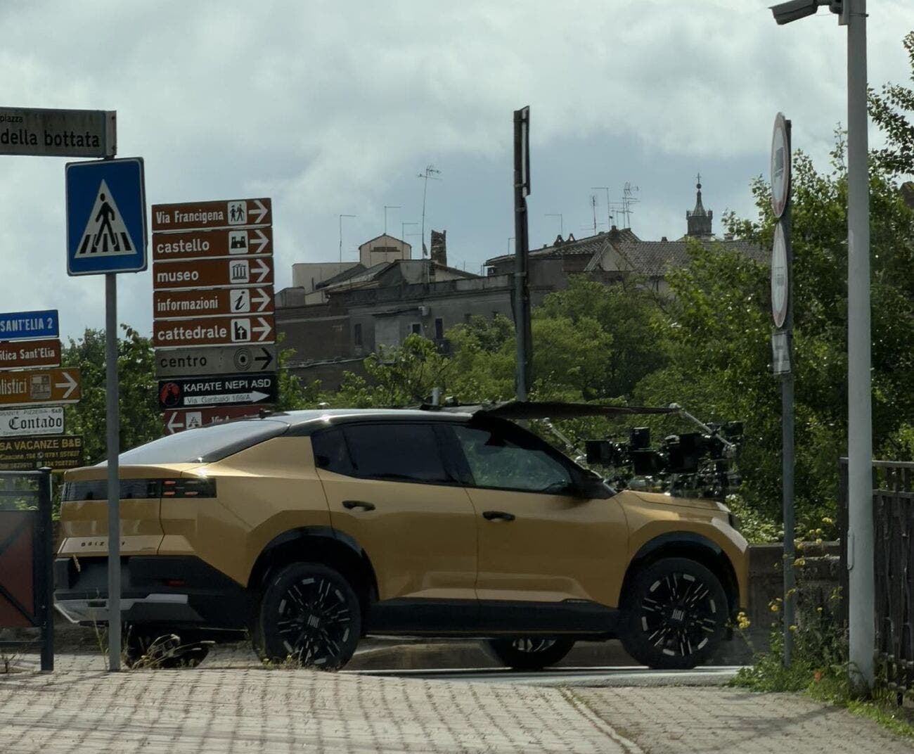 Immagine del retro di un SUV Fiat con la scritta “Grizzly” sul portellone