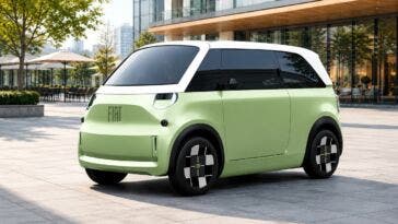 Concept car FIAT verde chiaro e bianca parcheggiata in una piazza moderna