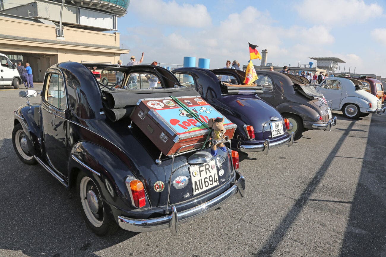 Fiat Topolino esposta in Piazza Vittorio Veneto a Torino, con carrozzeria compatta e stile d’epoca.