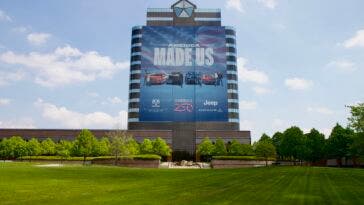 Chrysler, Dodge, Jeep® e Ram celebrano il 250° compleanno dell'America con una nuova installazione artistica "America Made Us"