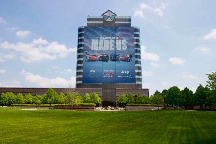Chrysler, Dodge, Jeep® e Ram celebrano il 250° compleanno dell'America con una nuova installazione artistica "America Made Us"