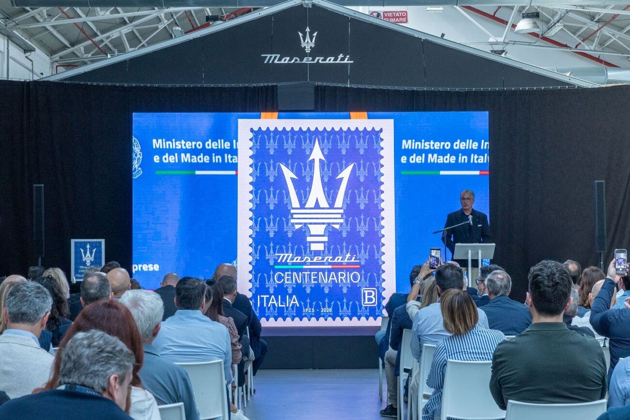 Francobollo dedicato ai 100 anni di Maserati, con il logo del Tridente e la scritta “100 ANNI MASERATI 1926–2026”