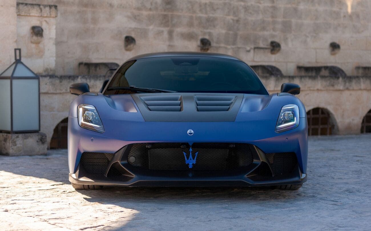 Maserati GT2 Stradale su sfondo Stellantis