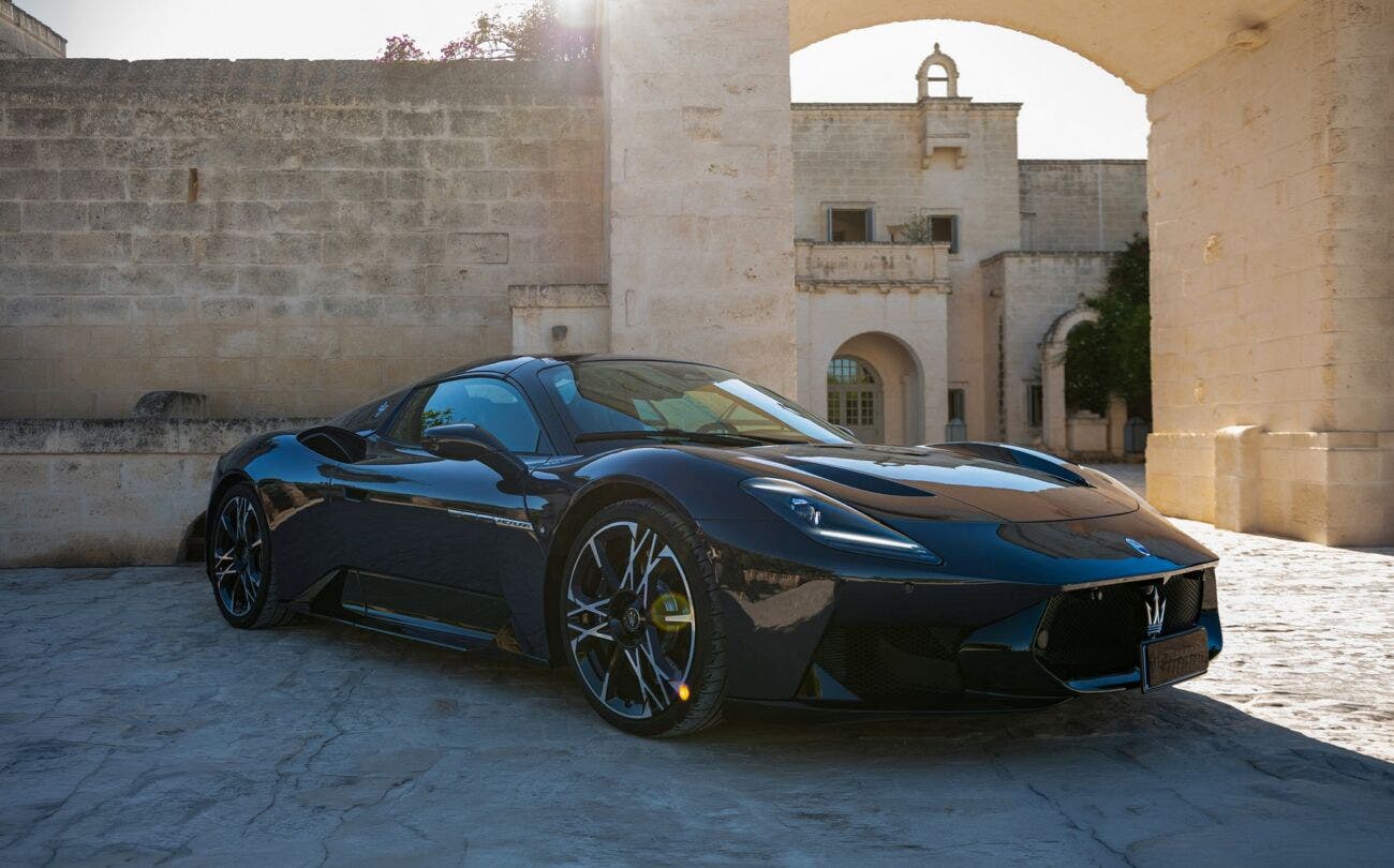 Maserati MCPura Cielo in livrea blu su sfondo neutro, con capote aperta