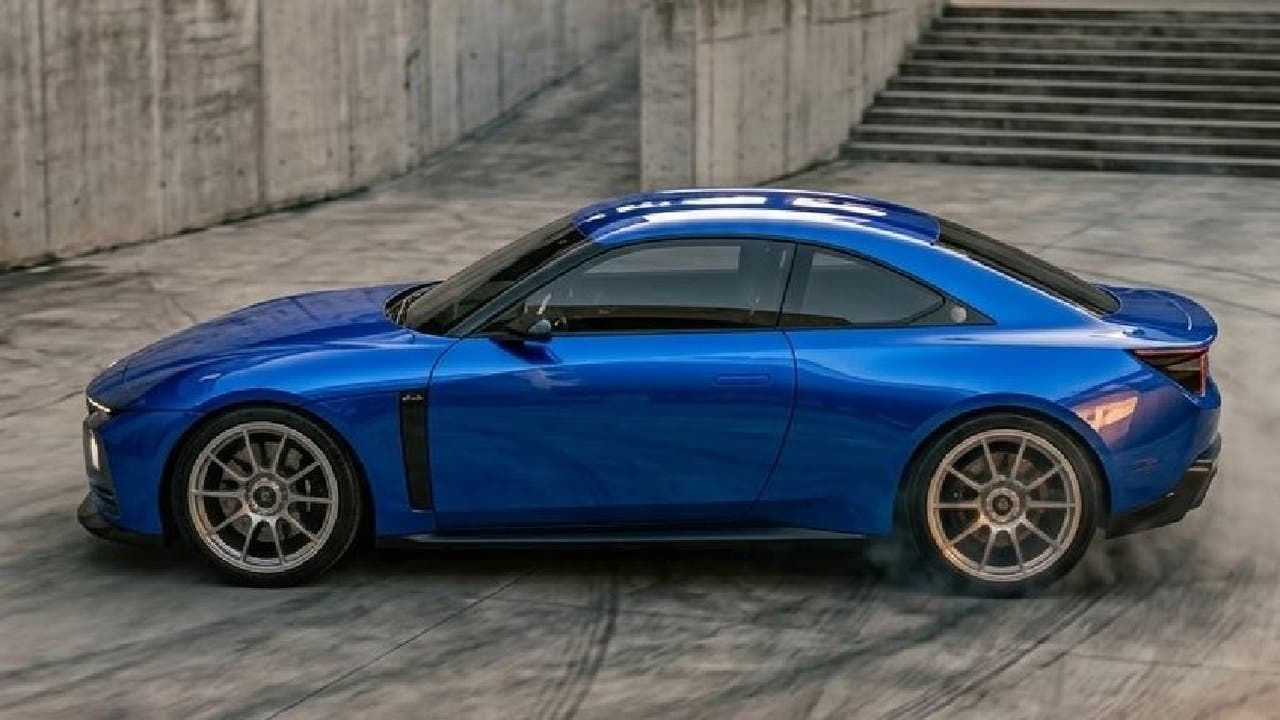 Descrizione di una coupé Lancia moderna blu, con carrozzeria bassa e larga, cofano lungo, linea del tetto morbida, frontale minimalista e cerchi sportivi.