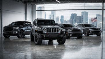 Quattro auto in esposizione in uno showroom, con un SUV fuoristrada al centro in primo piano