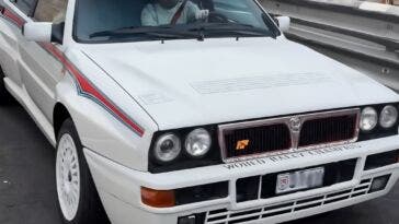 Lancia Delta Integrale bianca in strada guidata da Alonso F1