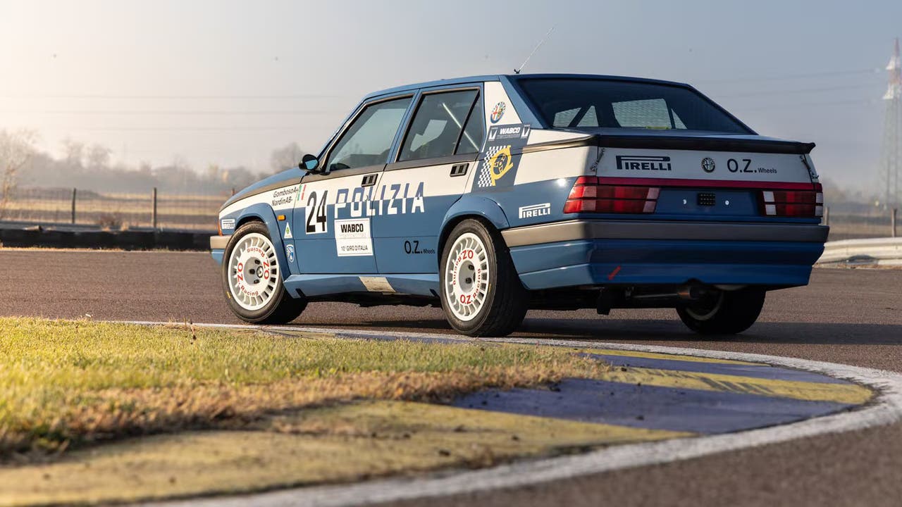 Alfa Romeo 75 da rally della polizia