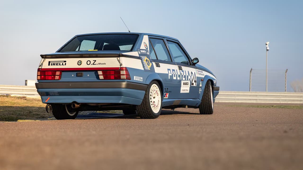 Alfa Romeo 75 da rally della polizia