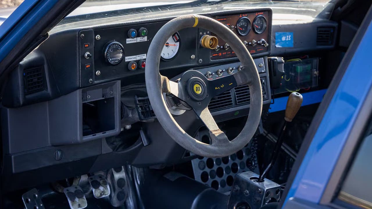 Alfa Romeo 75 da rally della polizia