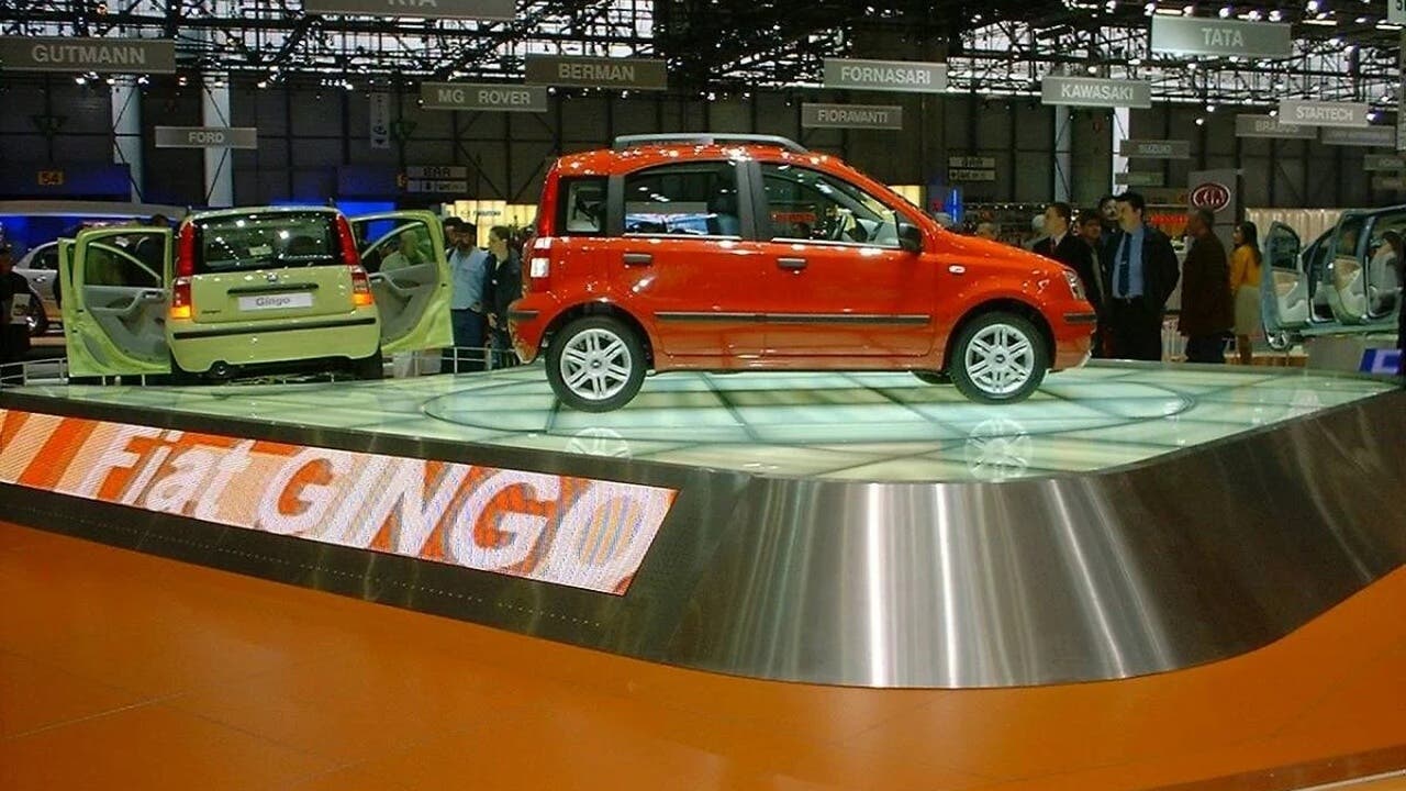 Fiat Gingo in fase di presentazione, con il logo del modello visibile sulla carrozzeria.