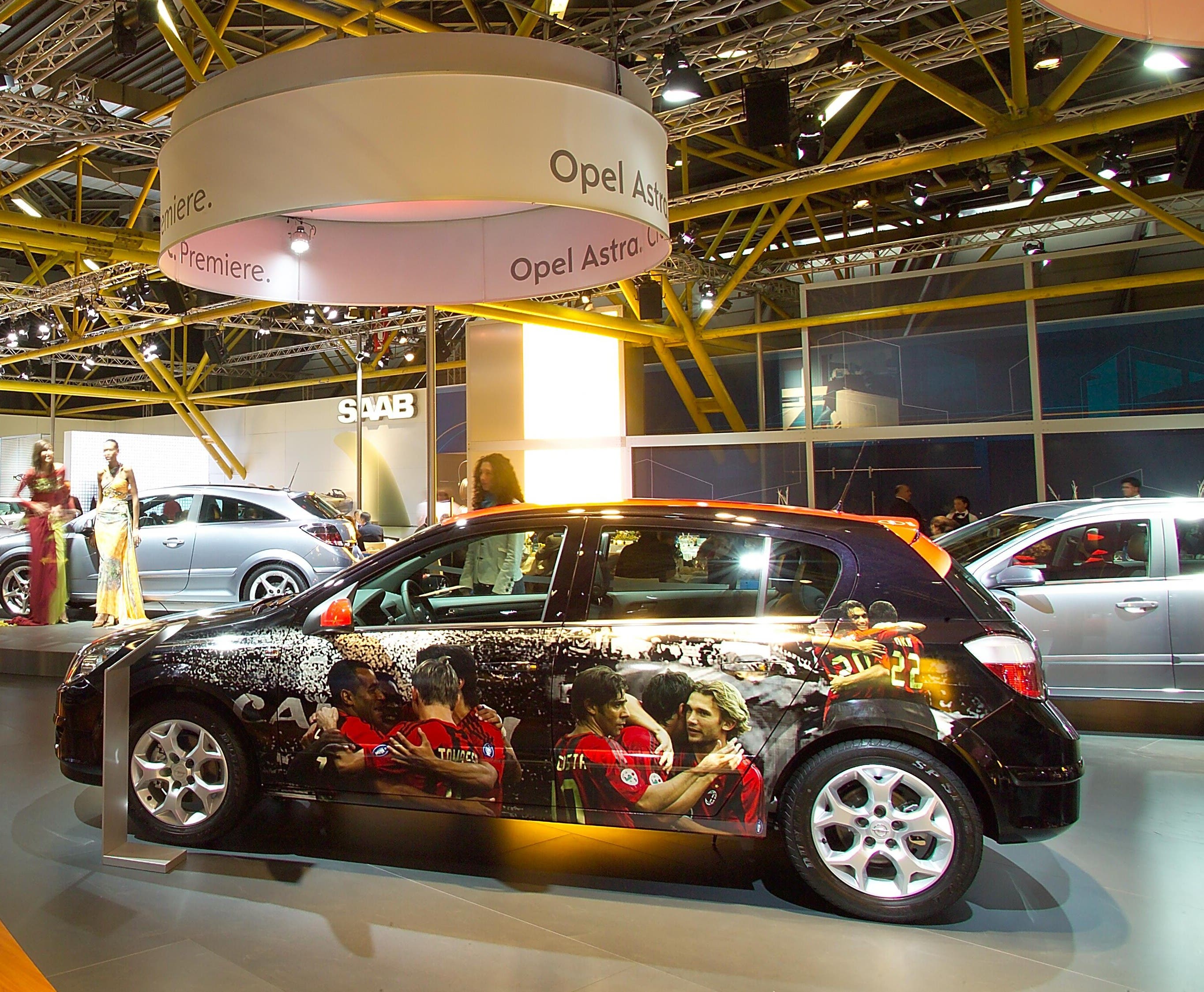Image from clubalfa.it coverage of the 2004 Bologna Motor Show related to Opel's AC Milan partnership.
