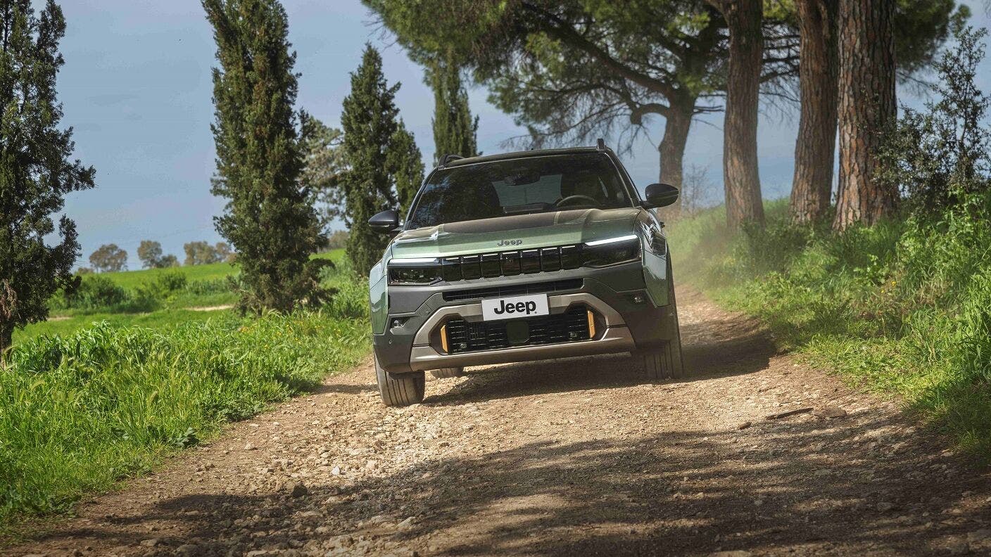 Jeep Avenger domina ancora in Italia: è il SUV più venduto del 2026 e seconda assoluta nel mercato