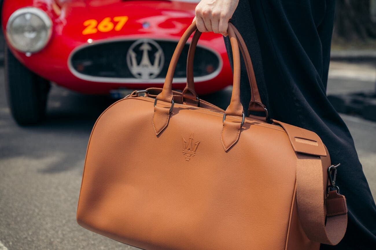 Maserati e Poltrona Frau In Motion lanciano 100 Weekend Bag numerate in pelle recuperata: un accessorio artigianale che celebra il Tridente