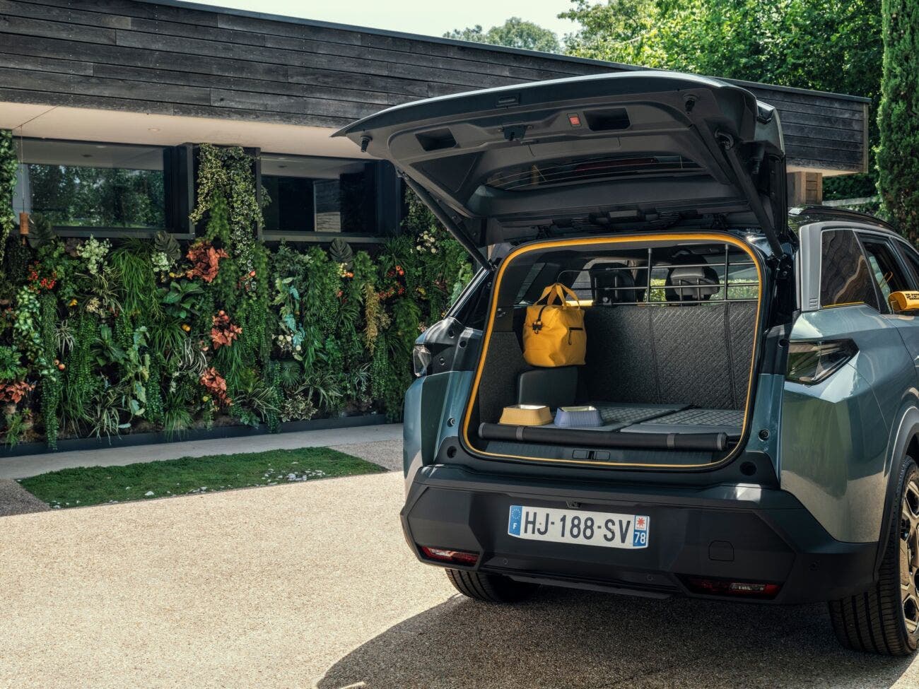 Peugeot E-5008 Dog Edition