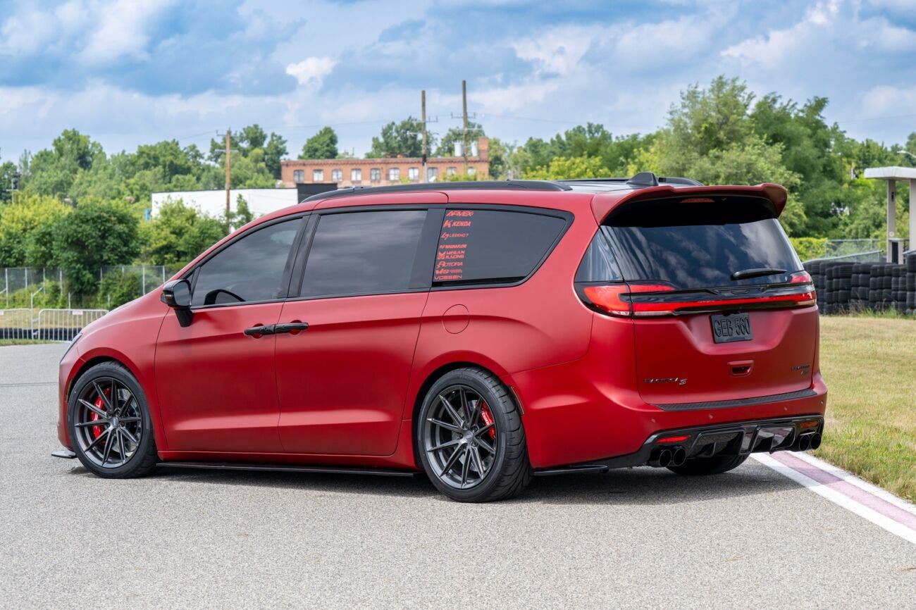Chrysler Pacifica Limited S VANkulture Concept
